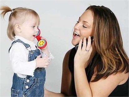 娃總愛“搶話”？別急著制止！這是語言爆發(fā)期的信號(hào)～